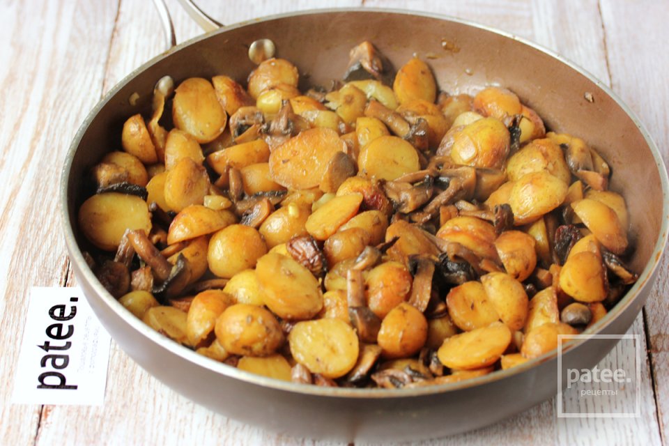 Ароматный молодой картофель с шампиньонами - Шаг 12