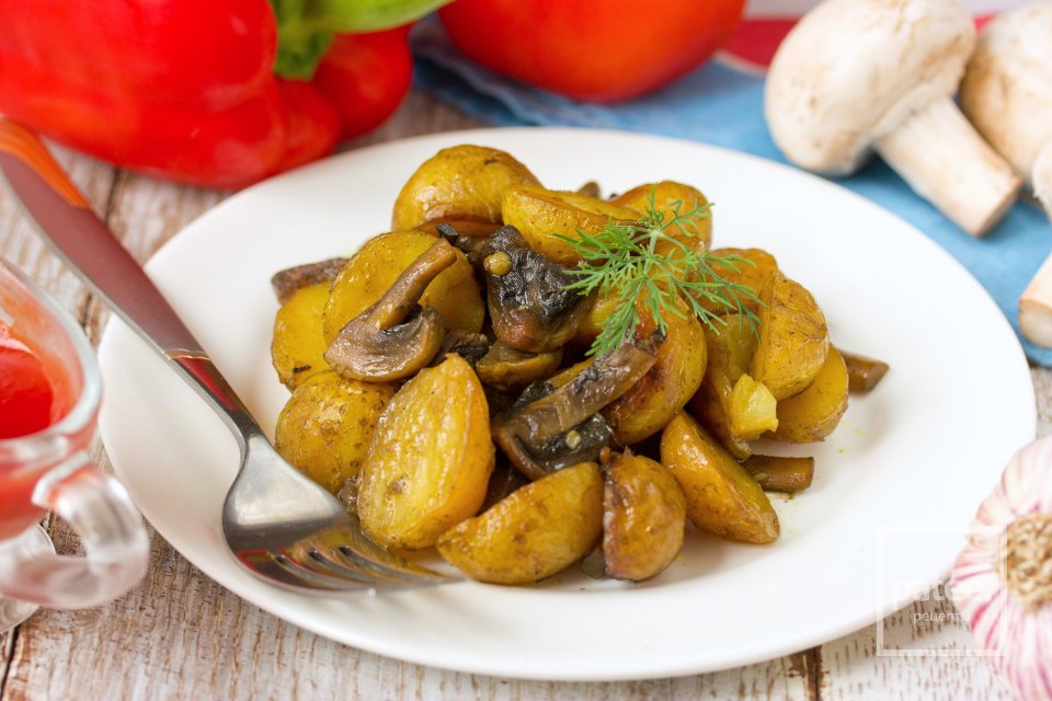 Ароматный молодой картофель с шампиньонами - Шаг 13