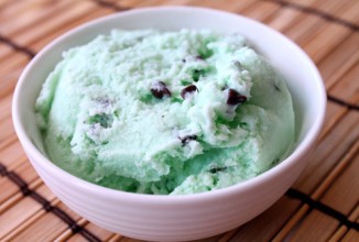 Мятное мороженое с шоколадной стружкой