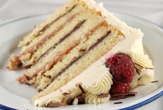 Торт с малиновым кремом и ганашем