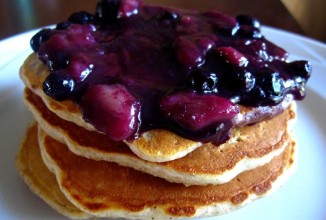 Овсяные блины с чернично-банановым соусом