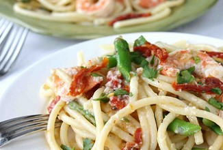 Паста с креветками, спаржей и помидорами