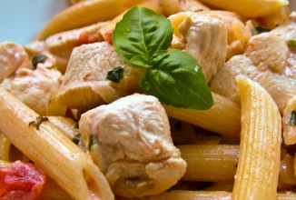 Курица с пастой в сливочном соусе