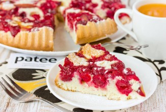 Шарлотка с вишней и сливами