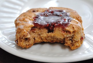 Печенье с клюквой, макадамией и малиновым джемом