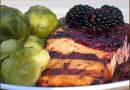 Лосось на гриле с ежевичным соусом