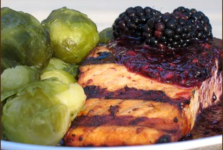 Лосось на гриле с ежевичным соусом