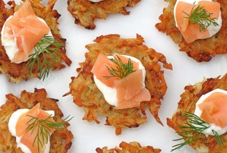 Латкес с копченым лососем