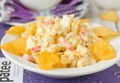 Салат с крабовыми палочками и чипсами