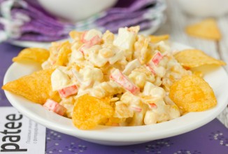 Салат с крабовыми палочками и чипсами