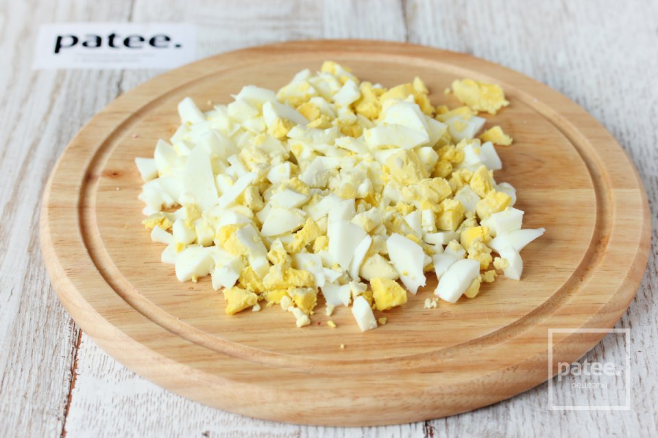 Салат с крабовыми палочками и чипсами - Шаг 3