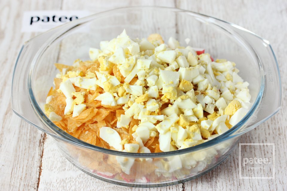 Салат с крабовыми палочками и чипсами - Шаг 7