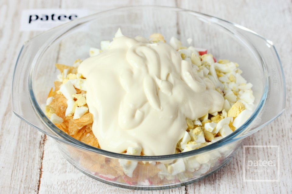 Салат с крабовыми палочками и чипсами - Шаг 8