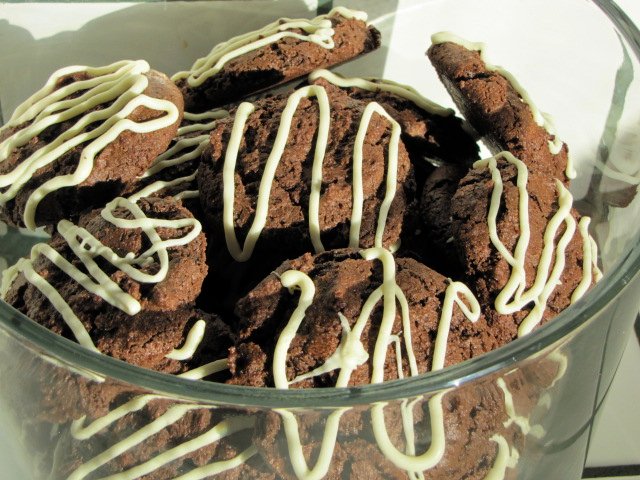 Шоколадное печенье с корицей