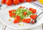 Салат с зернёным творогом, кресс-салатом и помидорами черри