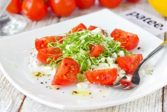 Салат с зернёным творогом, кресс-салатом и помидорами черри
