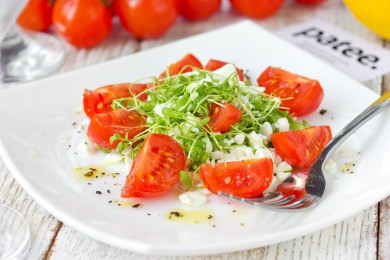 Рецепт Салат с зернёным творогом, кресс-салатом и помидорами черри