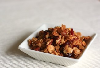 Гранола с пеканом и сушеными ягодами