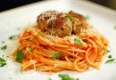Спагетти в соусе маринара с фрикадельками