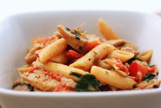 Паста с курицей в томатном соусе