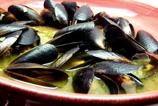 Мидии в винно-чесночном соусе