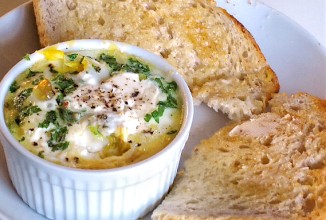 Яичница со сметаной и зеленью