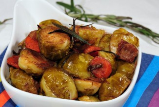 Брюссельская капуста с морковью, беконом и розмарином