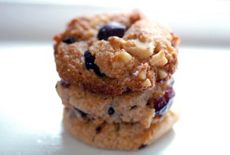 Печенье с клюквой, орехами и шоколадом