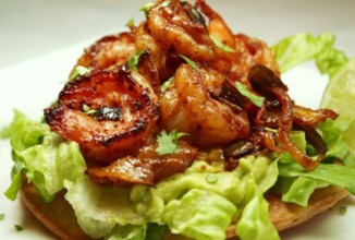 Тостада с креветками