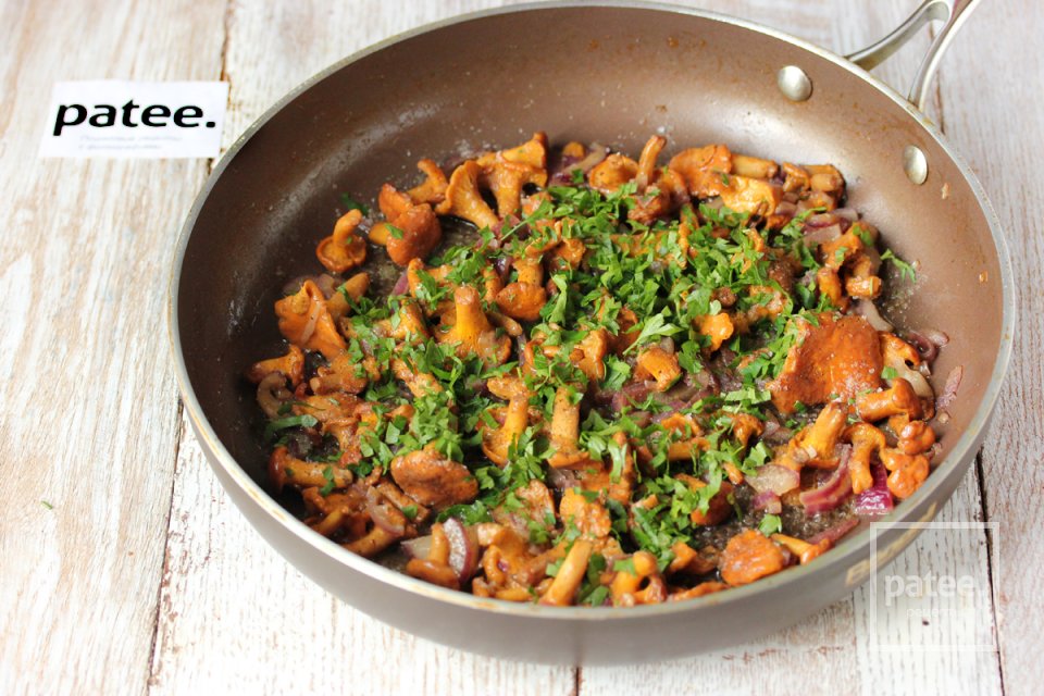 Жареные лисички по рецепту Джейми Оливера - Шаг 8