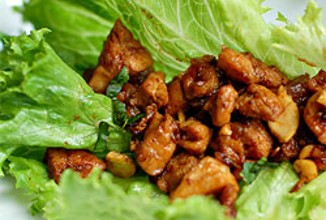 Курица с кешью на листьях латука