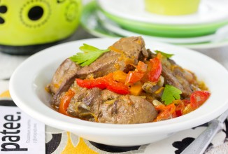 Куриная печень с овощами на сковороде