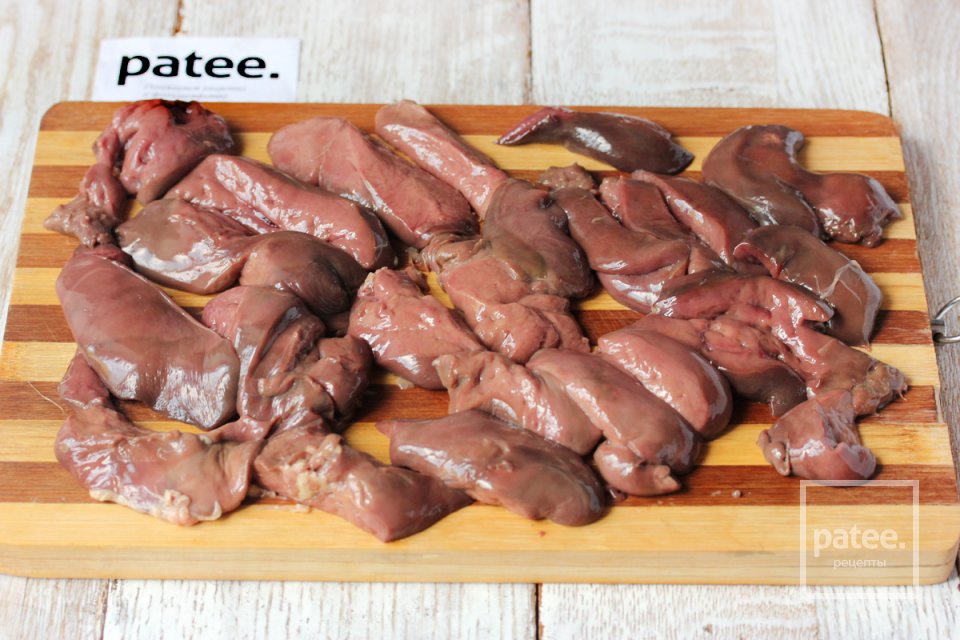 Куриная печень с овощами на сковороде - Шаг 2