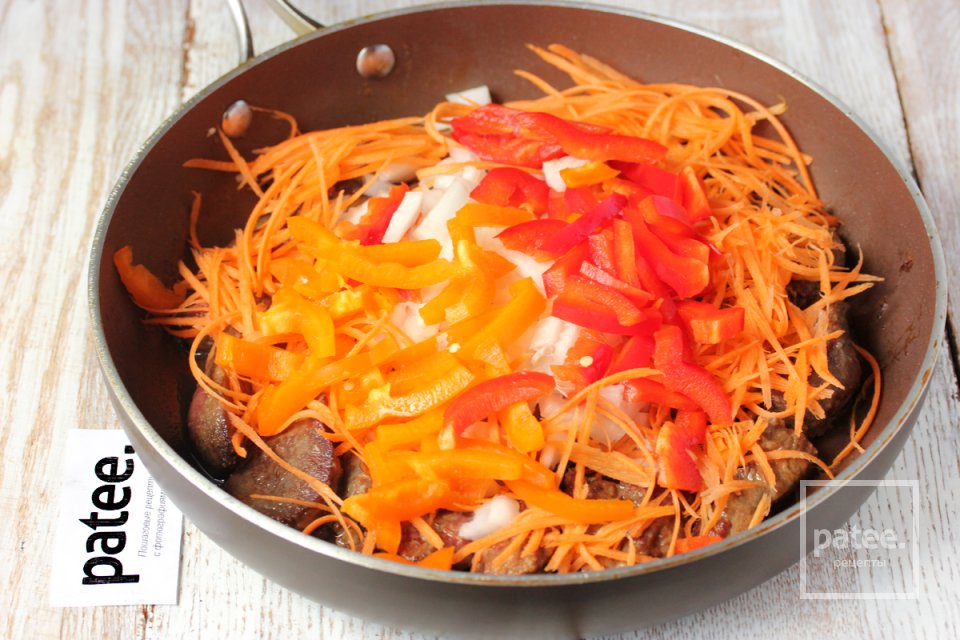 Куриная печень с овощами на сковороде - Шаг 10