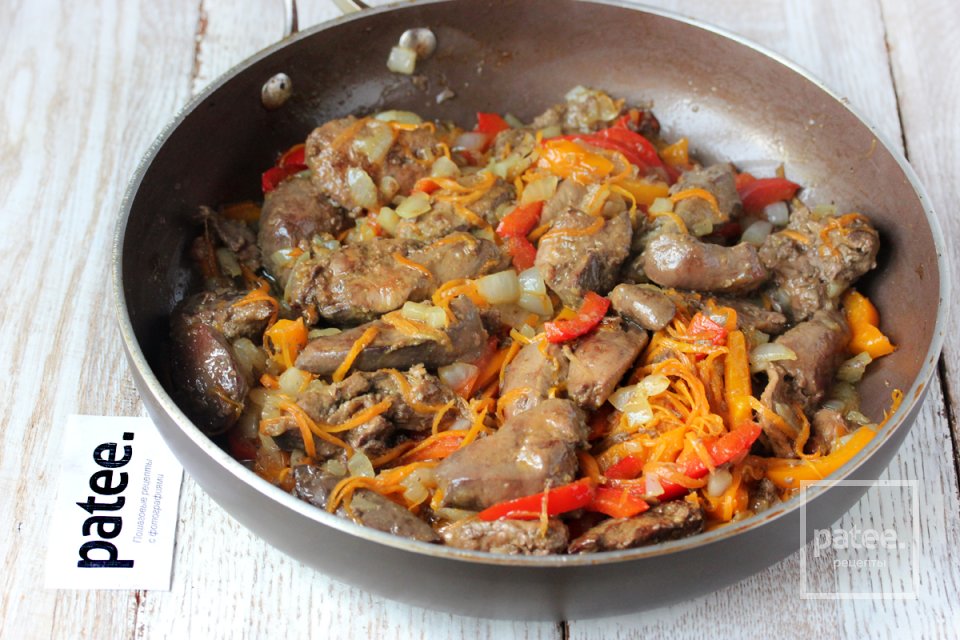 Куриная печень с овощами на сковороде - Шаг 11