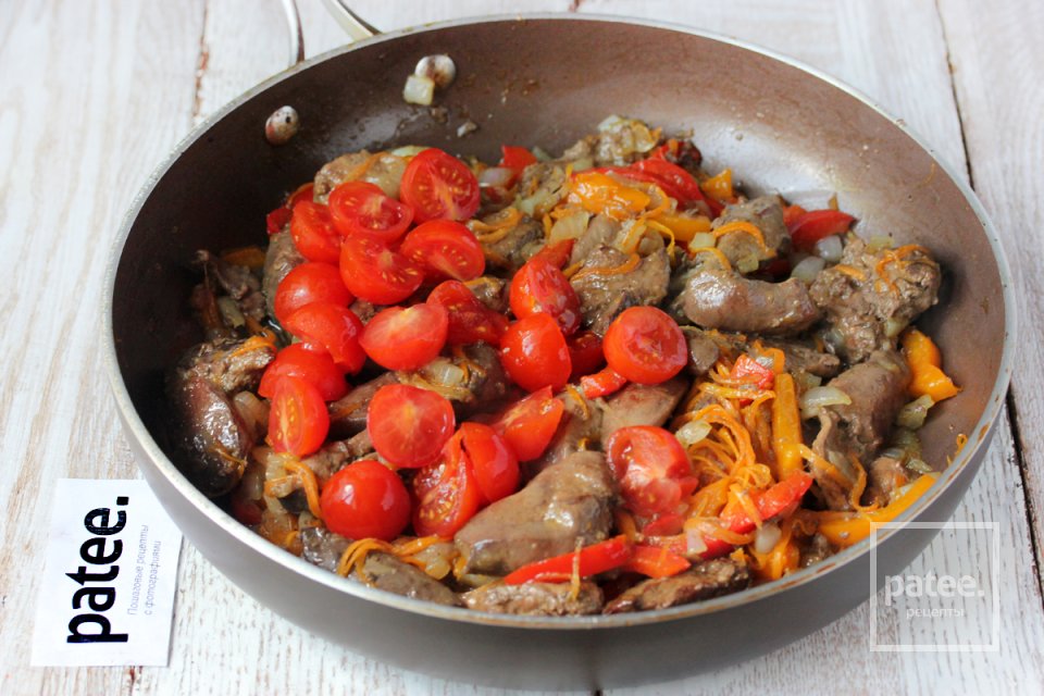 Куриная печень с овощами на сковороде - Шаг 12