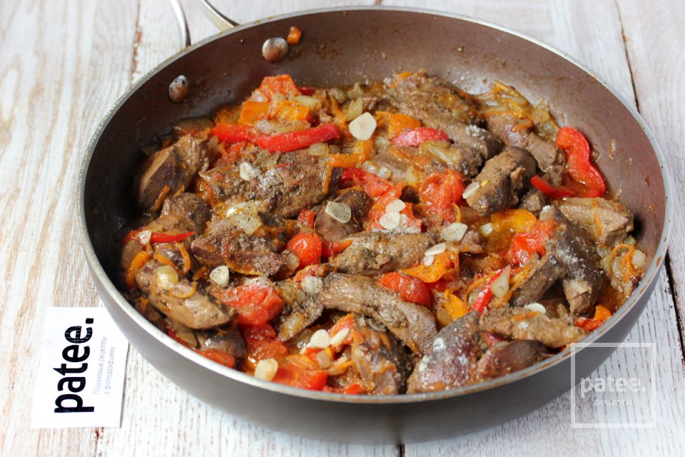 Куриная печень с овощами на сковороде - Шаг 14