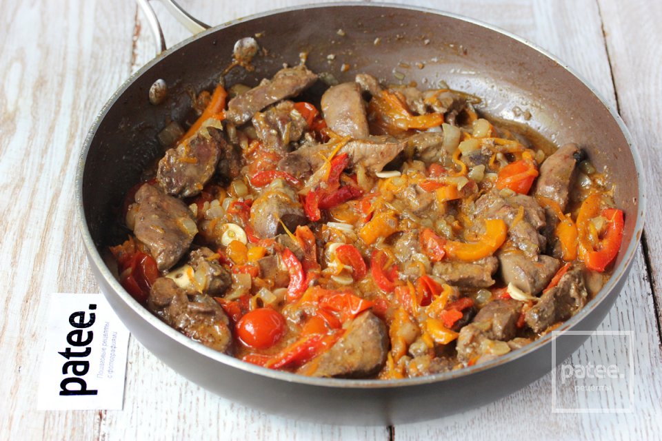 Куриная печень с овощами на сковороде - Шаг 15