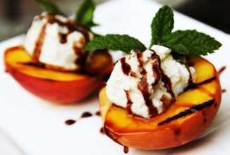 Жареный персик с сыром рикотта