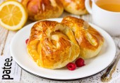 Слойки с персиками