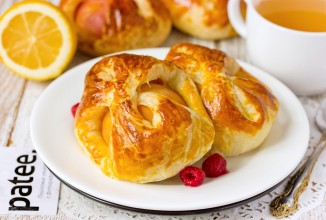 Слойки с персиками