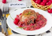Куриные окорочка с вишней и розмарином