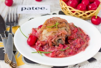 Куриные окорочка с вишней и розмарином