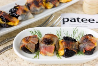 Запечённый фаршированный чернослив в беконе