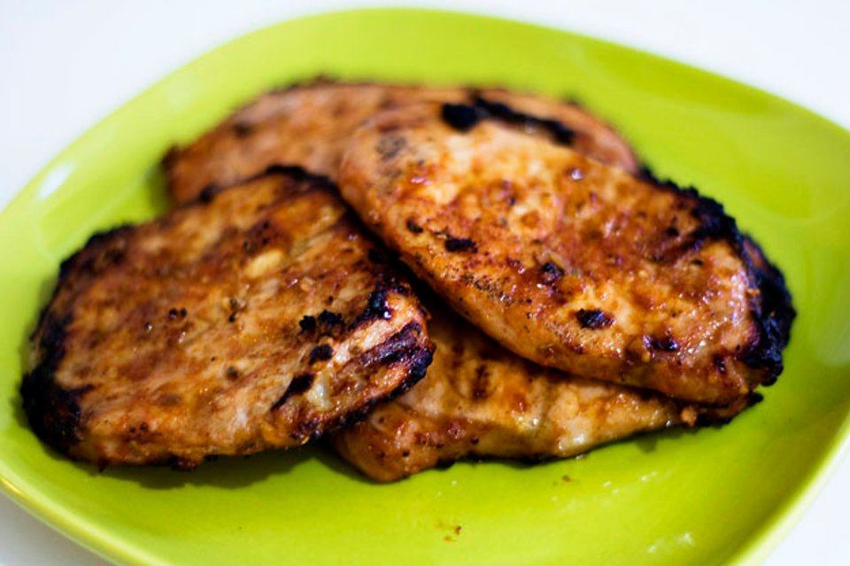 Отбивные из свинины на сковороде с чесноком. Отбивные с чем можно подать. Как приготовить свиные отбивные на сковороде. Отбивные из свинины рецепт с чесноком. Запеченная кровь на сковороде свинины.