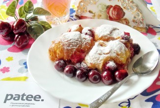 Круассаны с вишней в суфле из йогурта