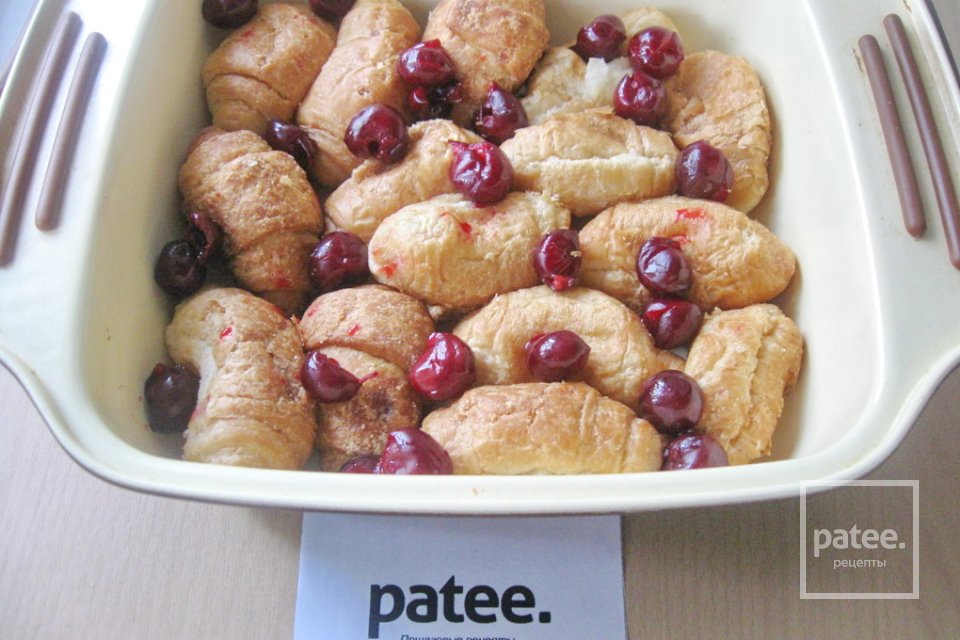 Круассаны с вишней в суфле из йогурта - Шаг 4