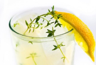 Лимонад с водкой и тимьяном
