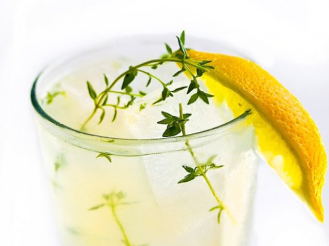 Лимонад с водкой и тимьяном