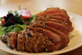 Тунец с васаби и кунжутом